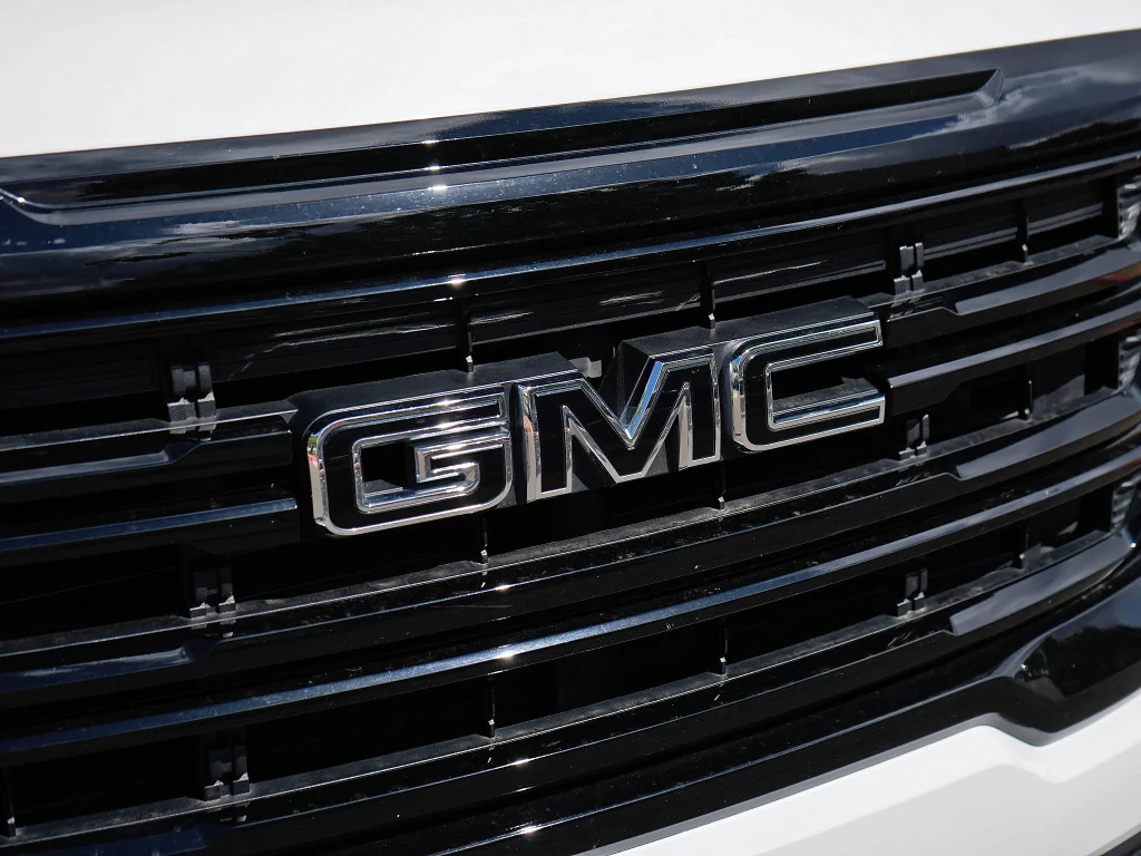 Used 2023 Summit White GMC SLE image 3