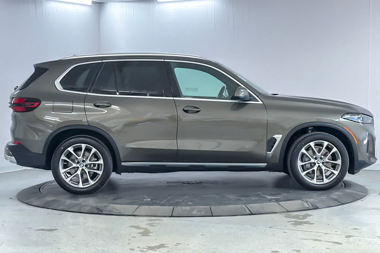 New 2026 Manhattan Green Metallic BMW xDrive40i image 8