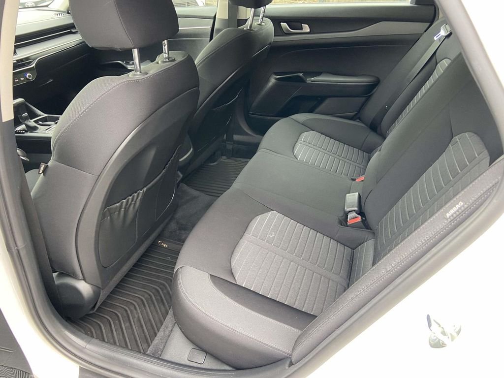 Used 2025 White Kia LXS image 19