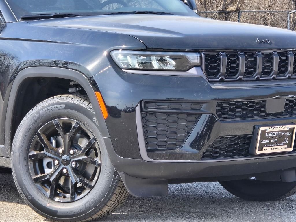 New 2026 Diamond Black Crystal Pearl-Coat Exterior Paint Jeep Altitude image 4