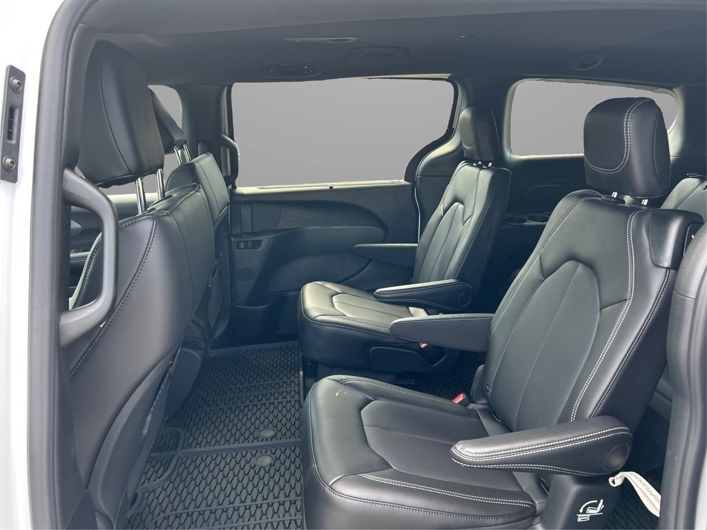 2025 Chrysler Voyager LX - Photo 11