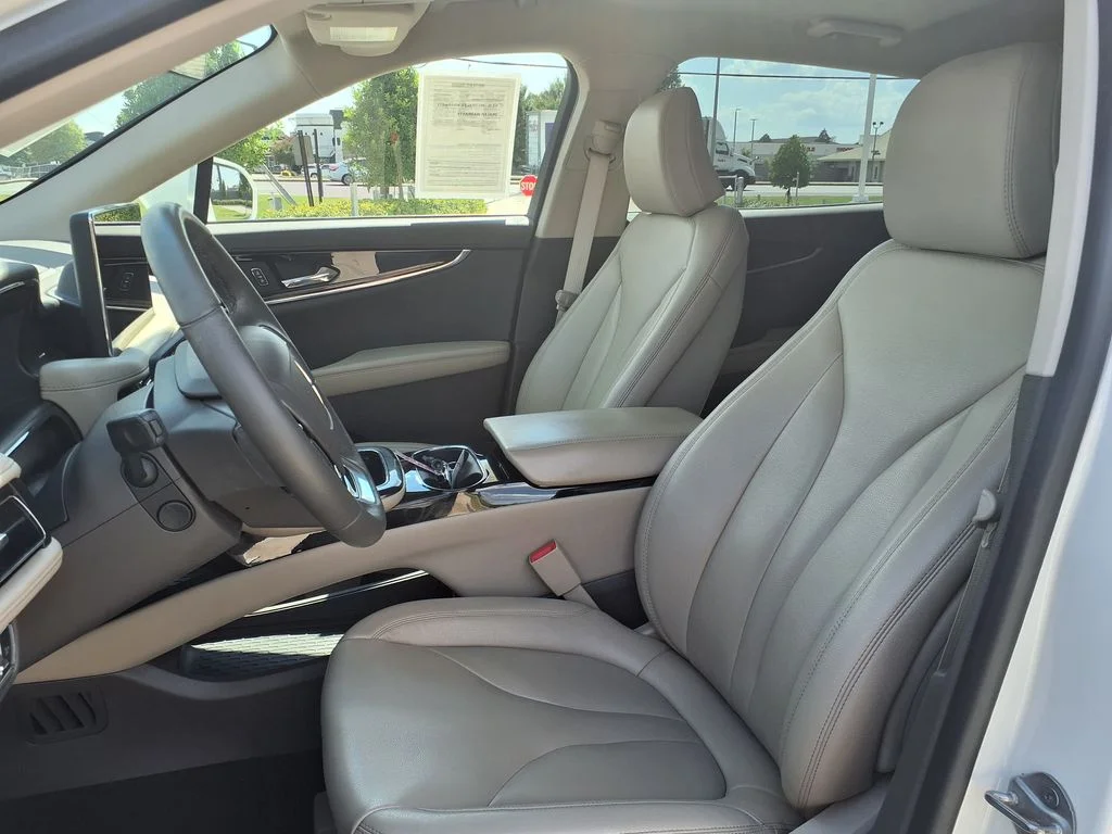 Used 2022 White Lincoln Standard image 15