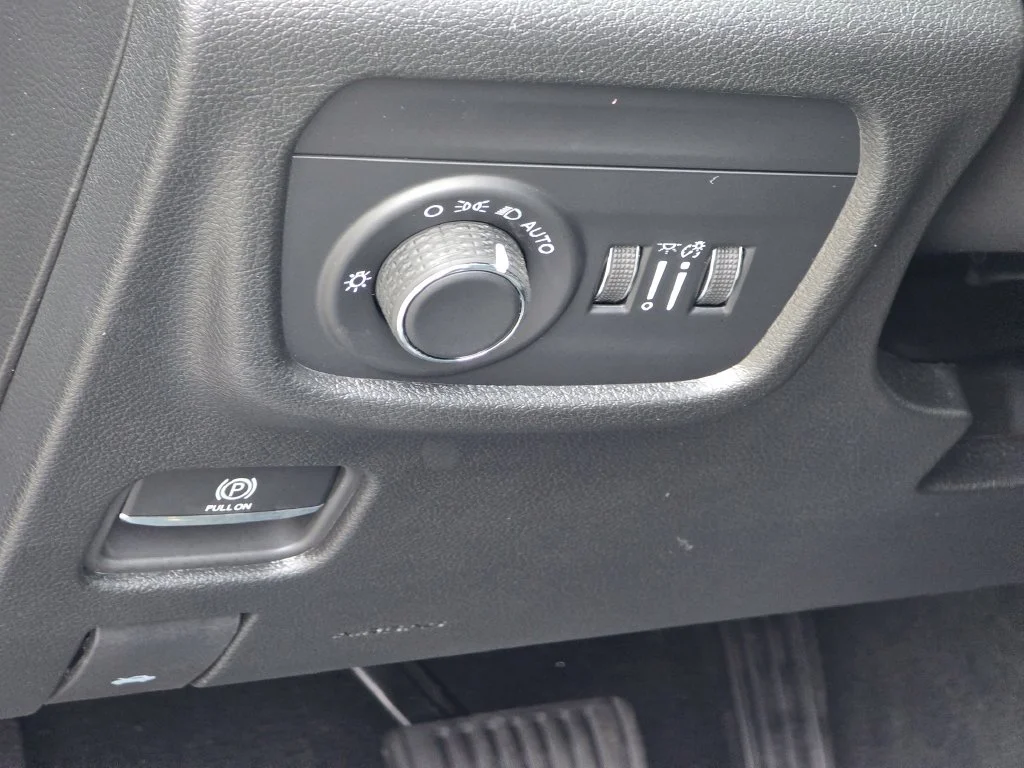 New 2027 Gray Jeep Laredo Altitude image 34