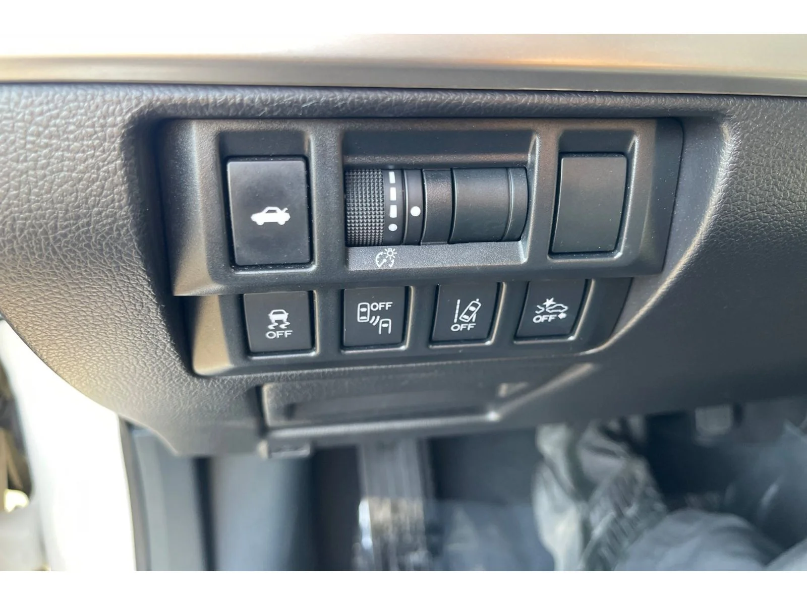Used 2018 CRYSTAL WHITE PEA Subaru Limited image 38