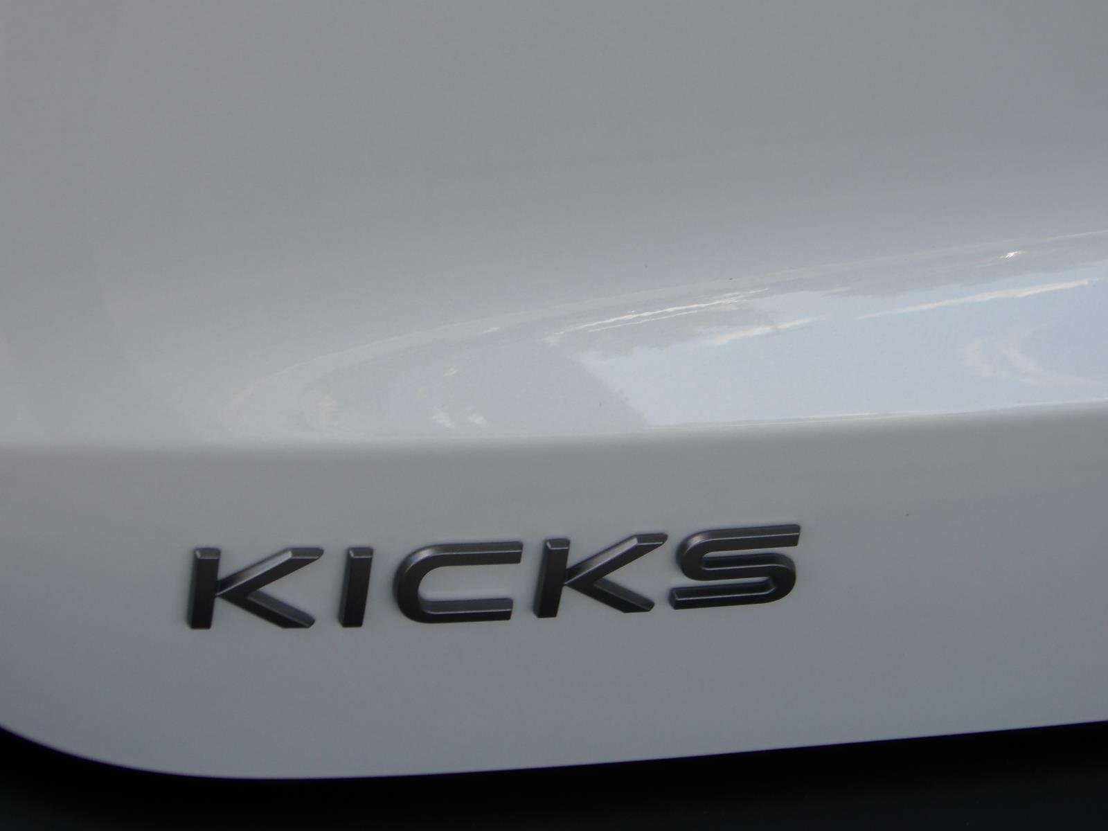 New 2026 Aspen White TriCoat / Super Black Two-tone Nissan SV image 8