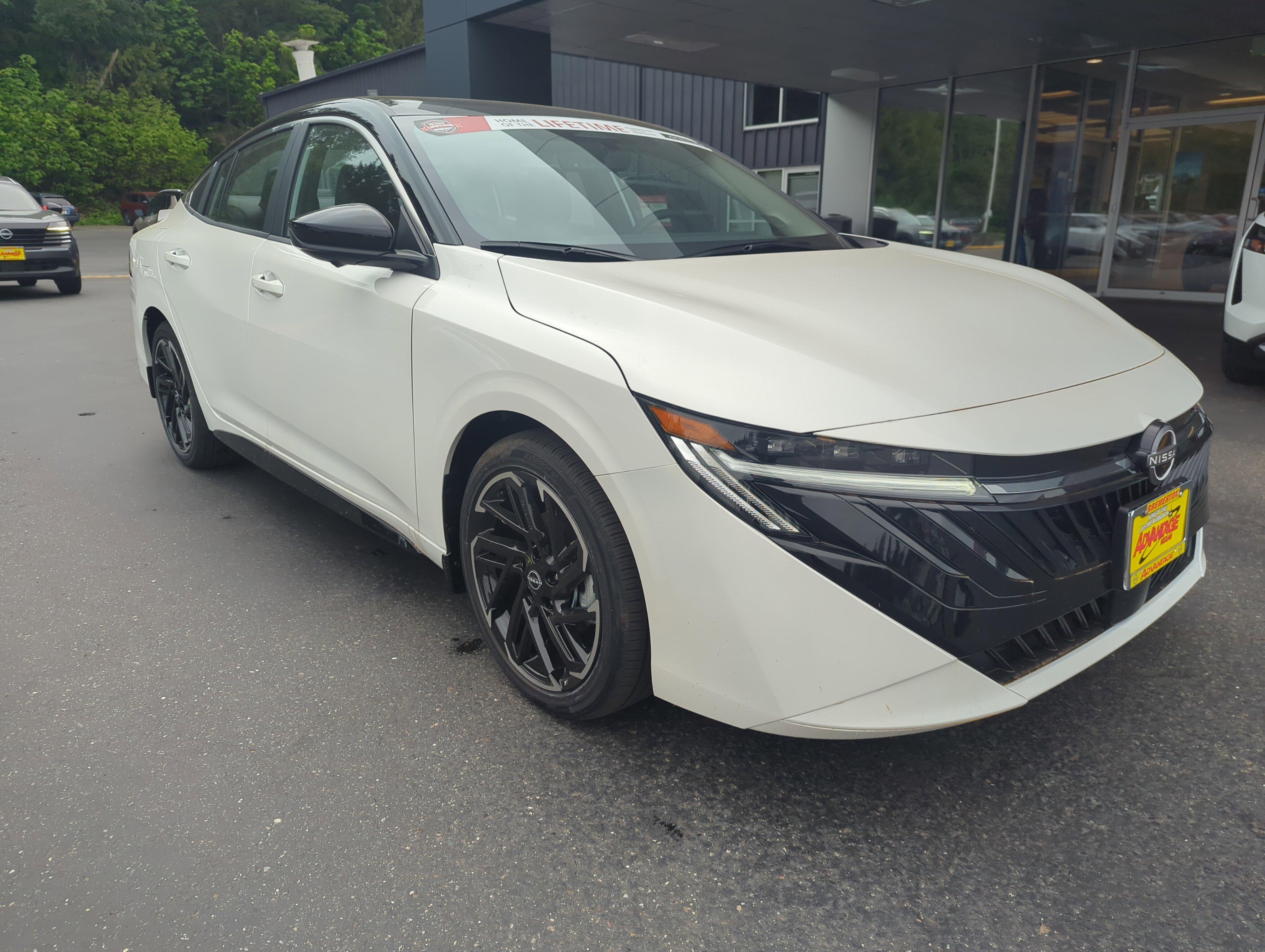 New 2026 Aspen White Tricoat/Super Black Nissan SR image 8