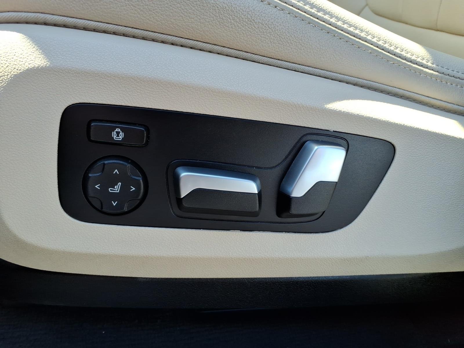 Used 2022 Black BMW xDrive40i image 17