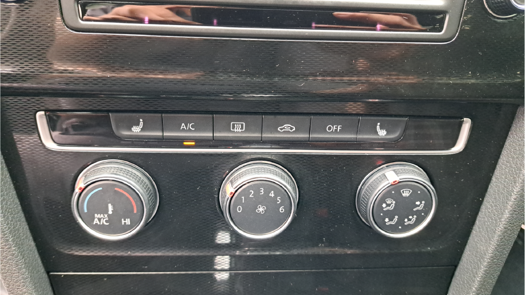 Used 2017  Volkswagen Sport image 29