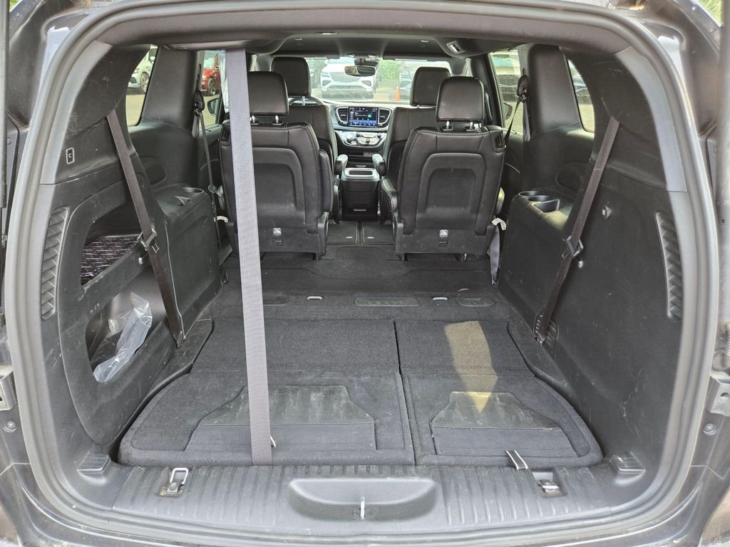 Used 2025 Diamond Black Crystal Pearlcoat Chrysler Select image 13