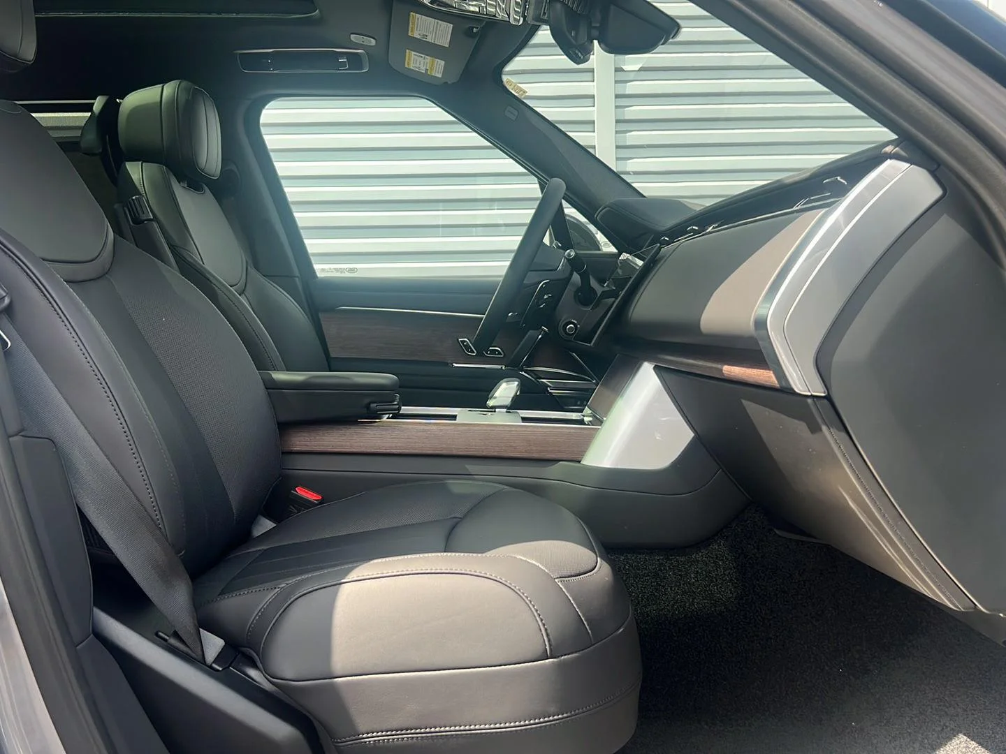 New 2026 Eiger Grey Metallic Land Rover SE image 25