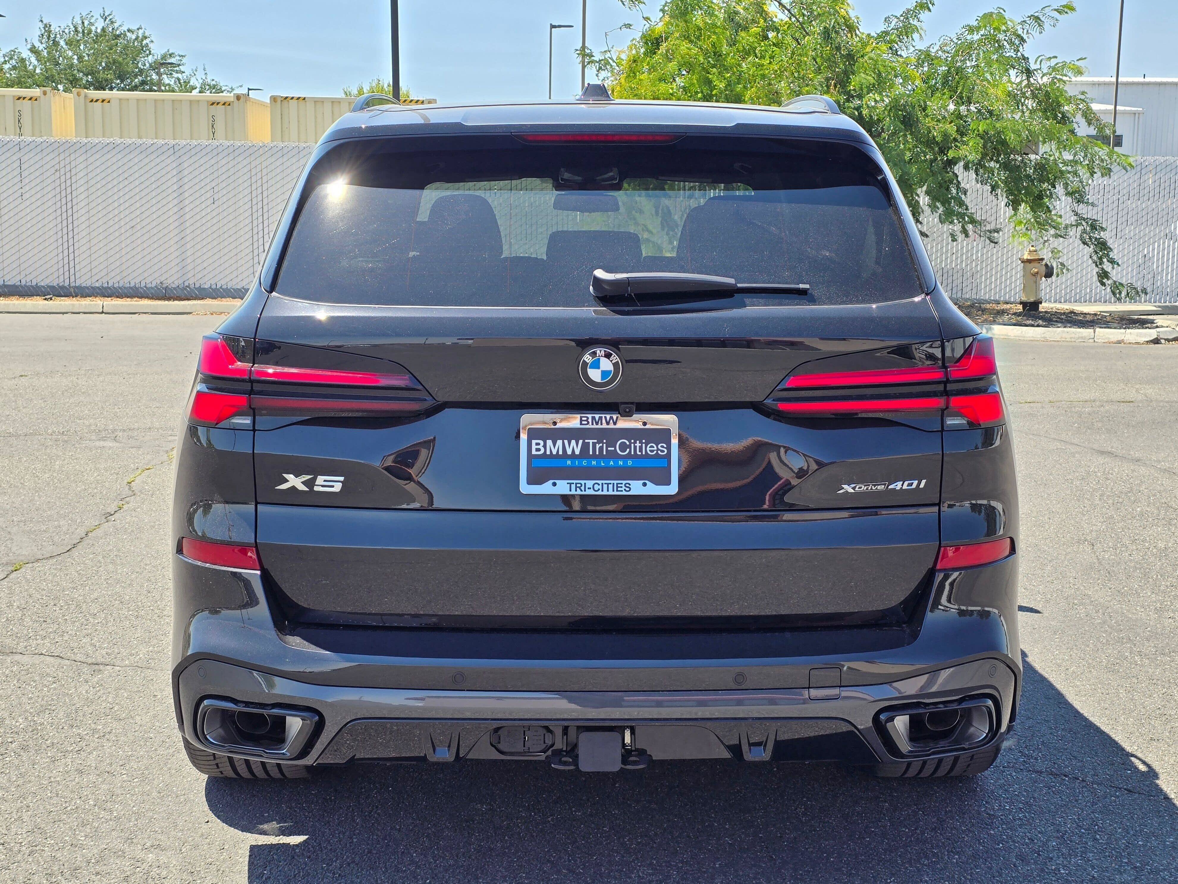 New 2026 Black Sapphire Metallic BMW xDrive40i image 5