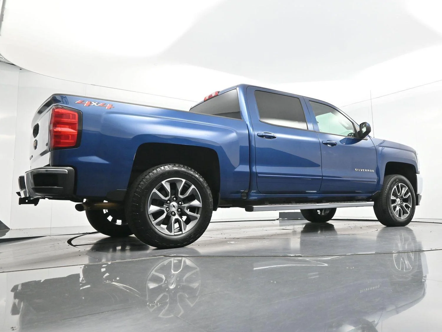 Used 2018 Deep Ocean Blue Metallic Chevrolet LT image 50