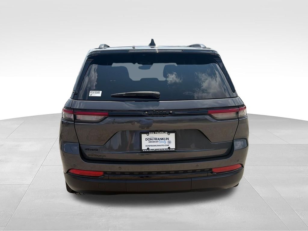 Used 2023 Gray Jeep Altitude X image 4