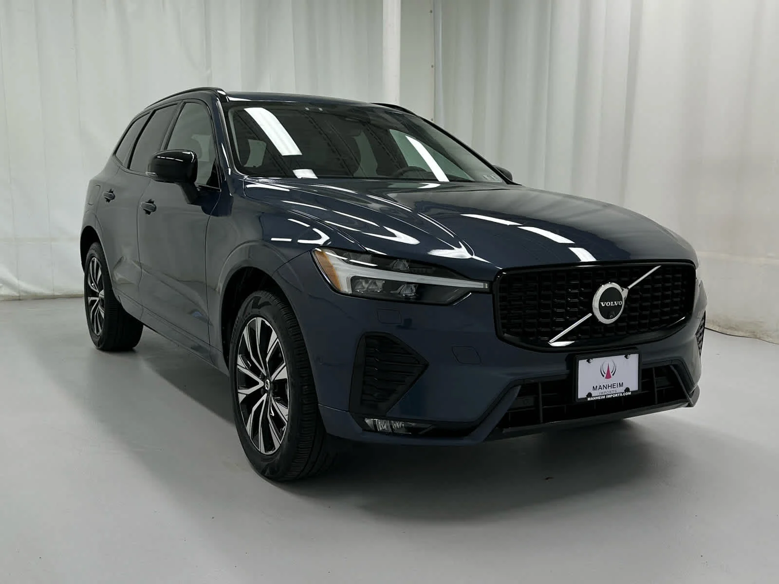 2024 Volvo XC60 B5 Plus Dark Theme AWD's photo