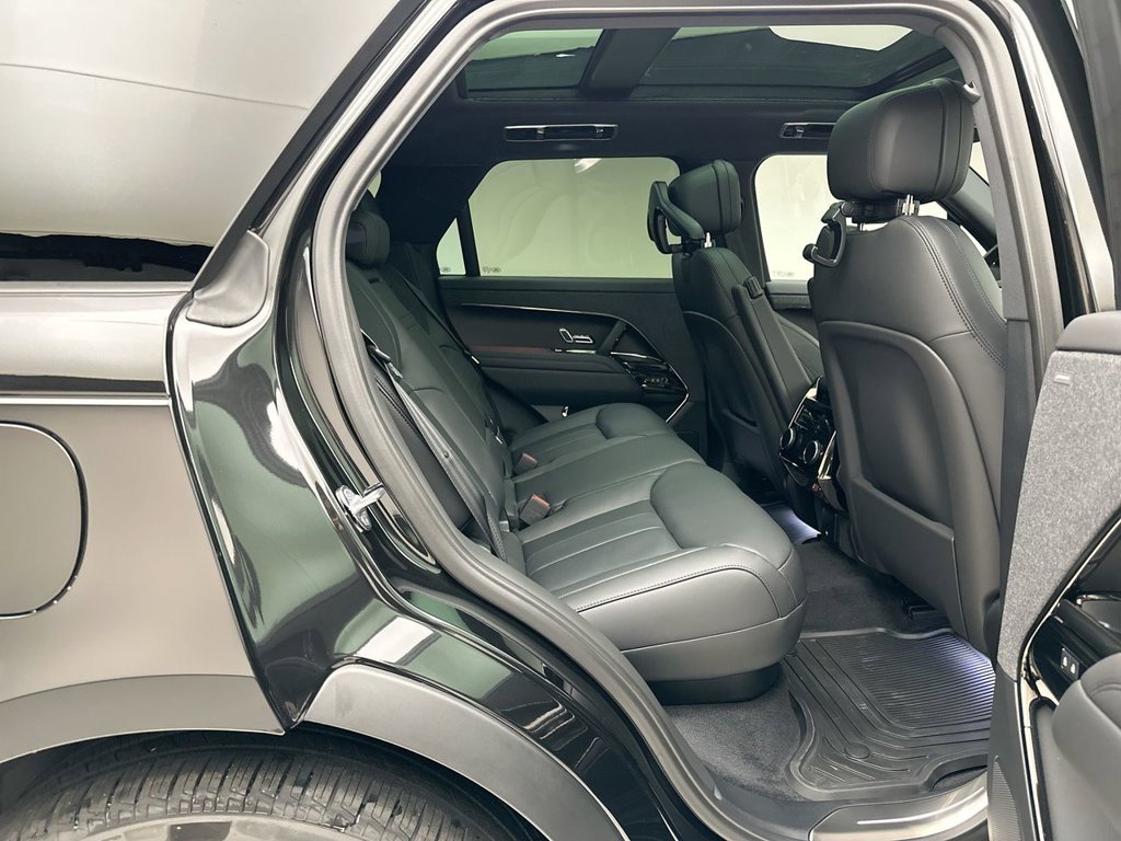 New 2027 Santorini Black Land Rover SE image 7