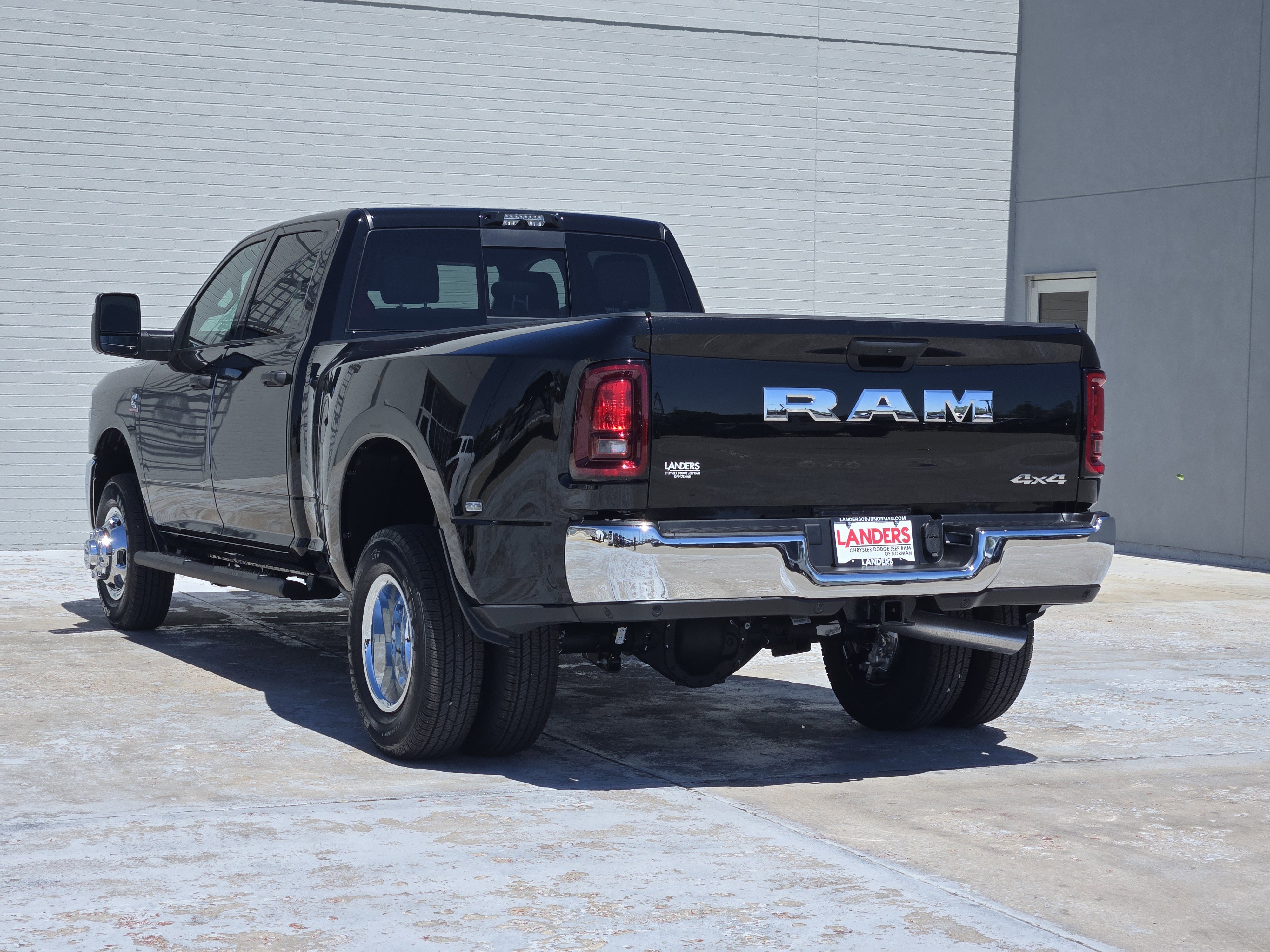 New 2026 Diamond Black Crystal Pearl-Coat Exterior Paint RAM Tradesman image 3