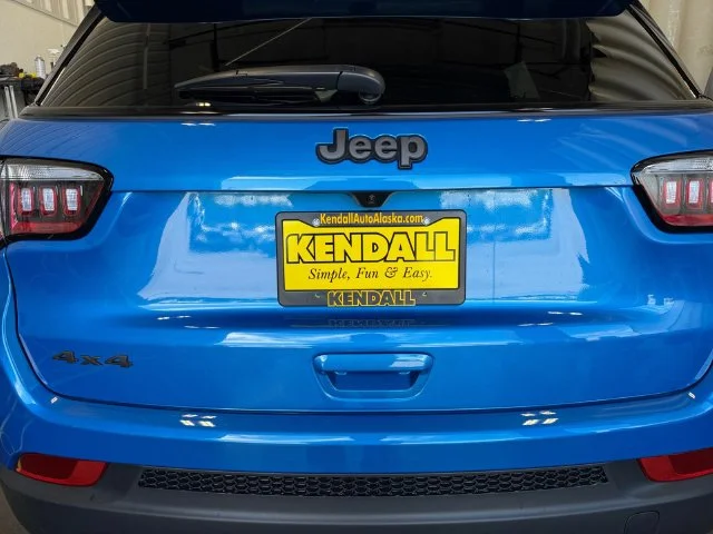 New 2026 Hydro Blue Pearl-Coat Exterior Paint Jeep Latitude image 28