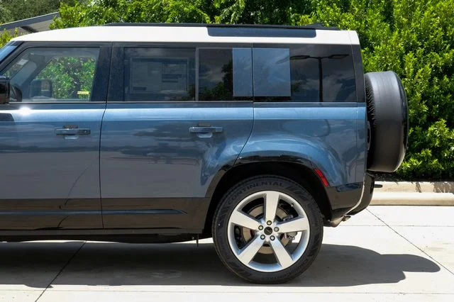 New 2026 Tasman Blue Land Rover X-Dynamic SE image 16