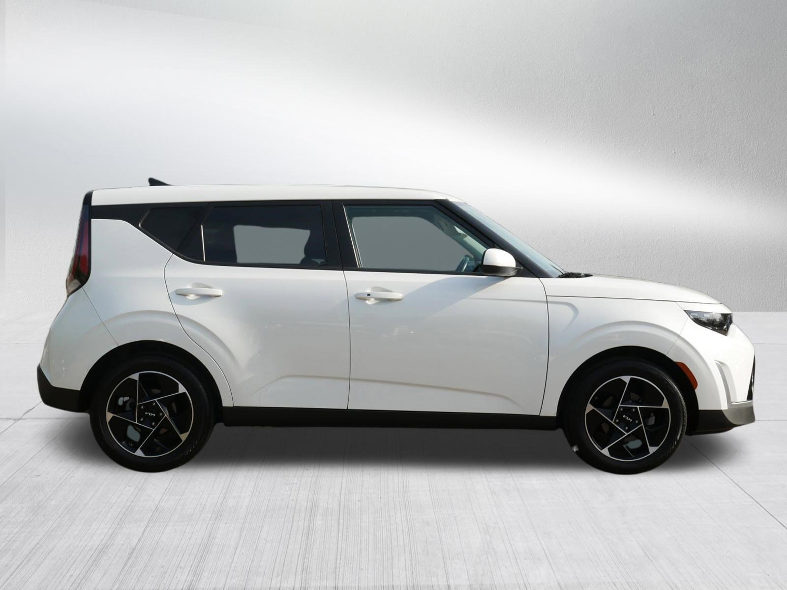 Used 2025 Snow White Pearl Kia EX image 8