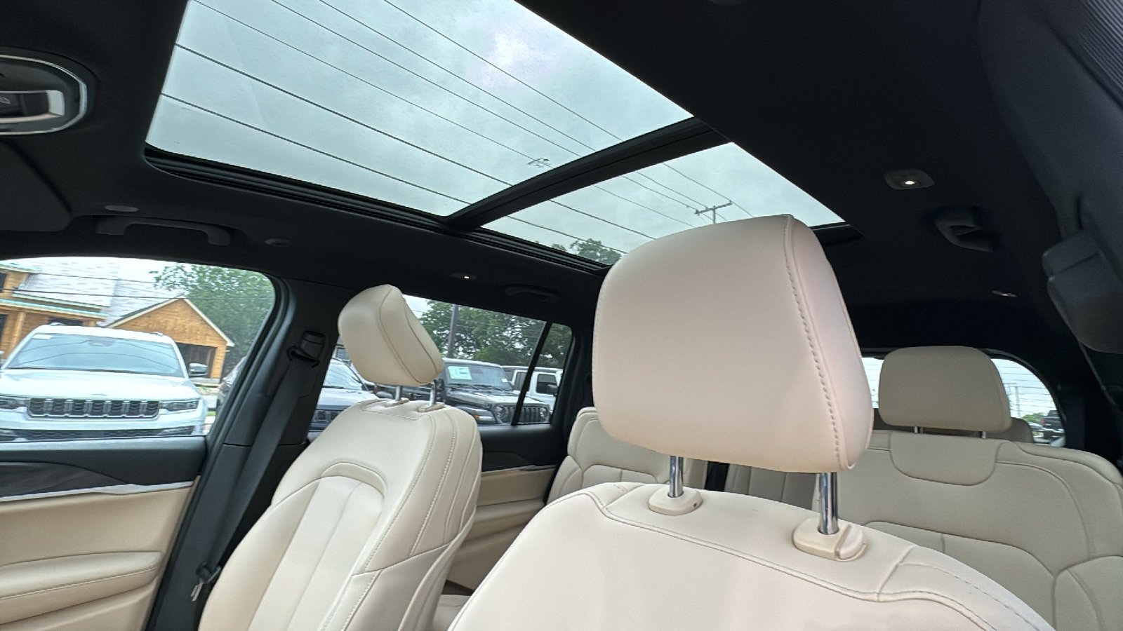 New 2026 Diamond Black Crystal Pearl-Coat Exterior Paint Jeep Limited image 14