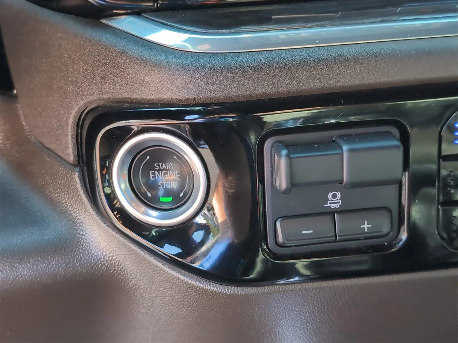 Used 2025 Summit White Chevrolet LTZ image 24