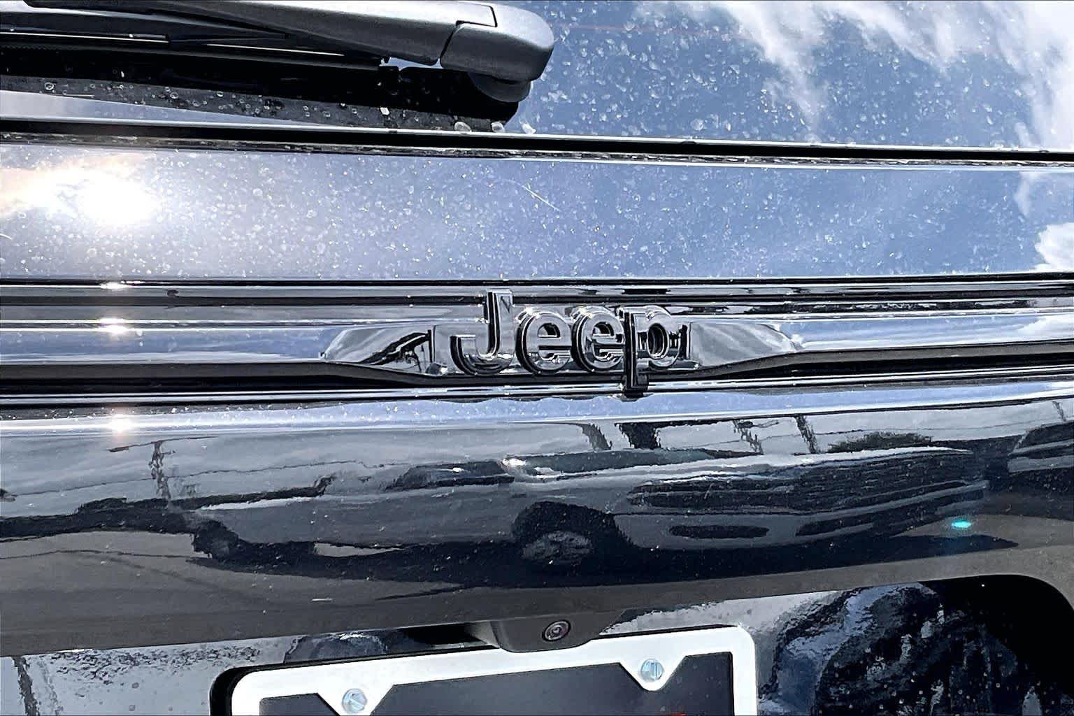 New 2026 Diamond Black Crystal Pearl-Coat Exterior Paint Jeep Laredo Altitude image 14