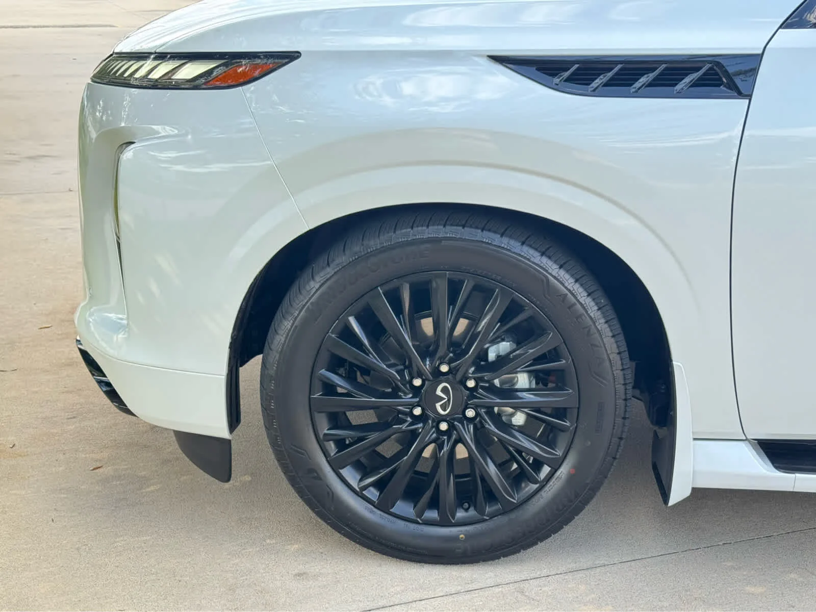 New 2026 2T RADIANT WHIT INFINITI Autograph 4WD image 6