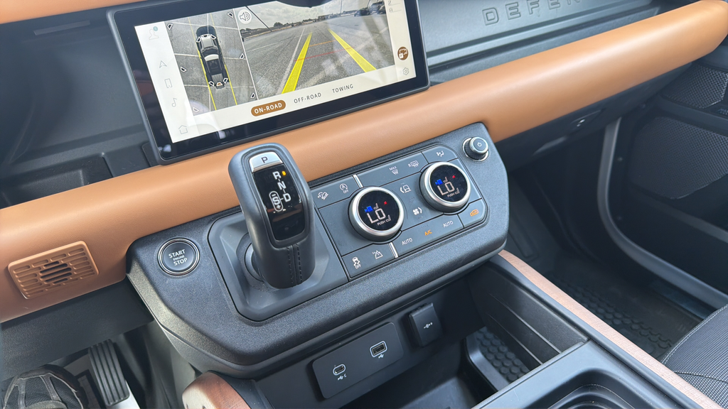 Used 2024 Fuji White Land Rover X-Dynamic SE image 24