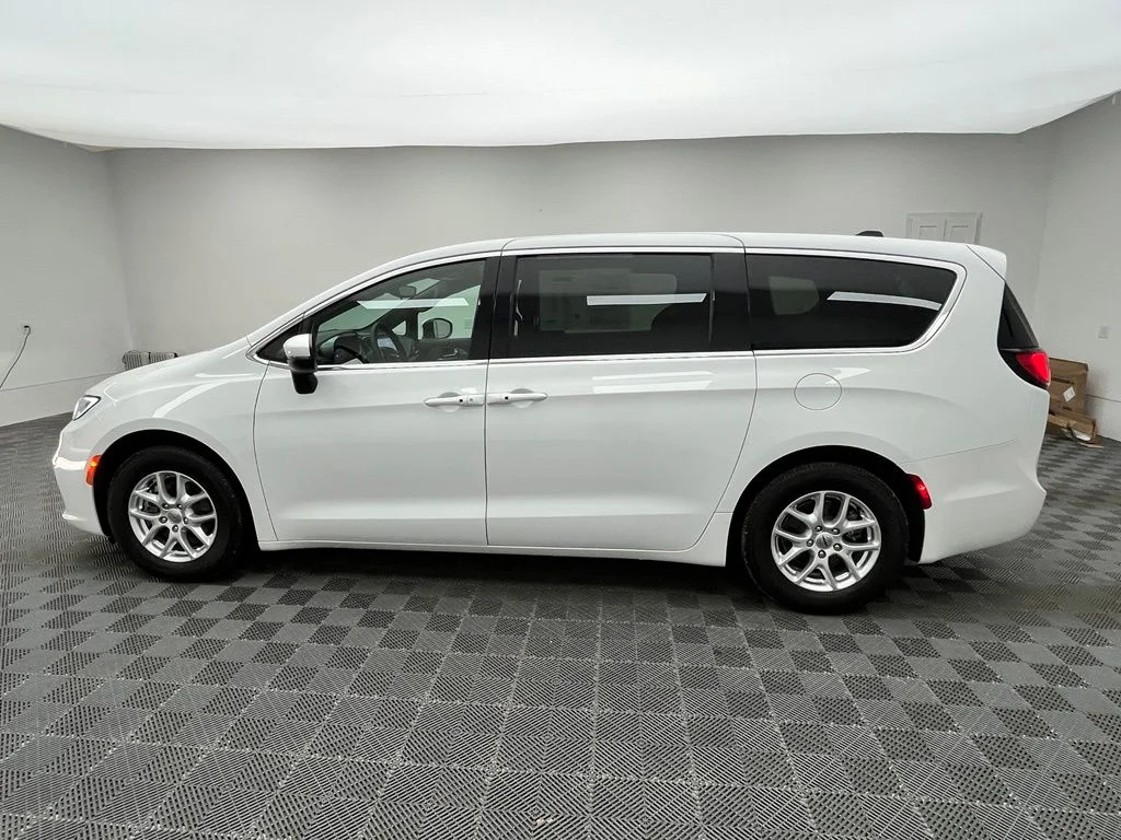 Used 2023 White Chrysler Touring image 12