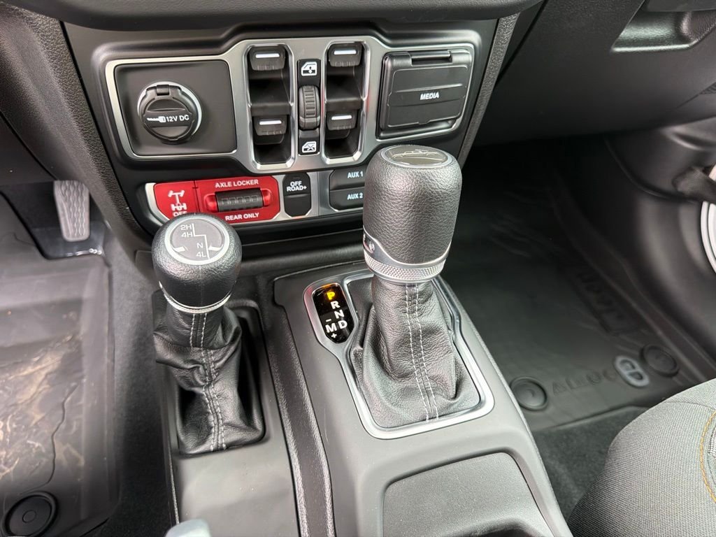 New 2026 Bright White Clearcoat Jeep Mojave image 24