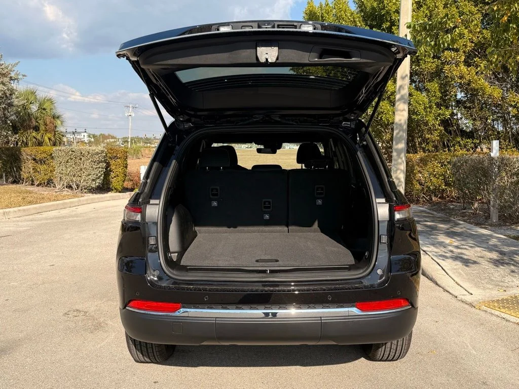 New 2026 Diamond Black Crystal Pearlcoat Jeep Laredo image 35