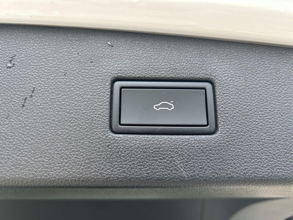Used 2024 White Volkswagen SE image 17