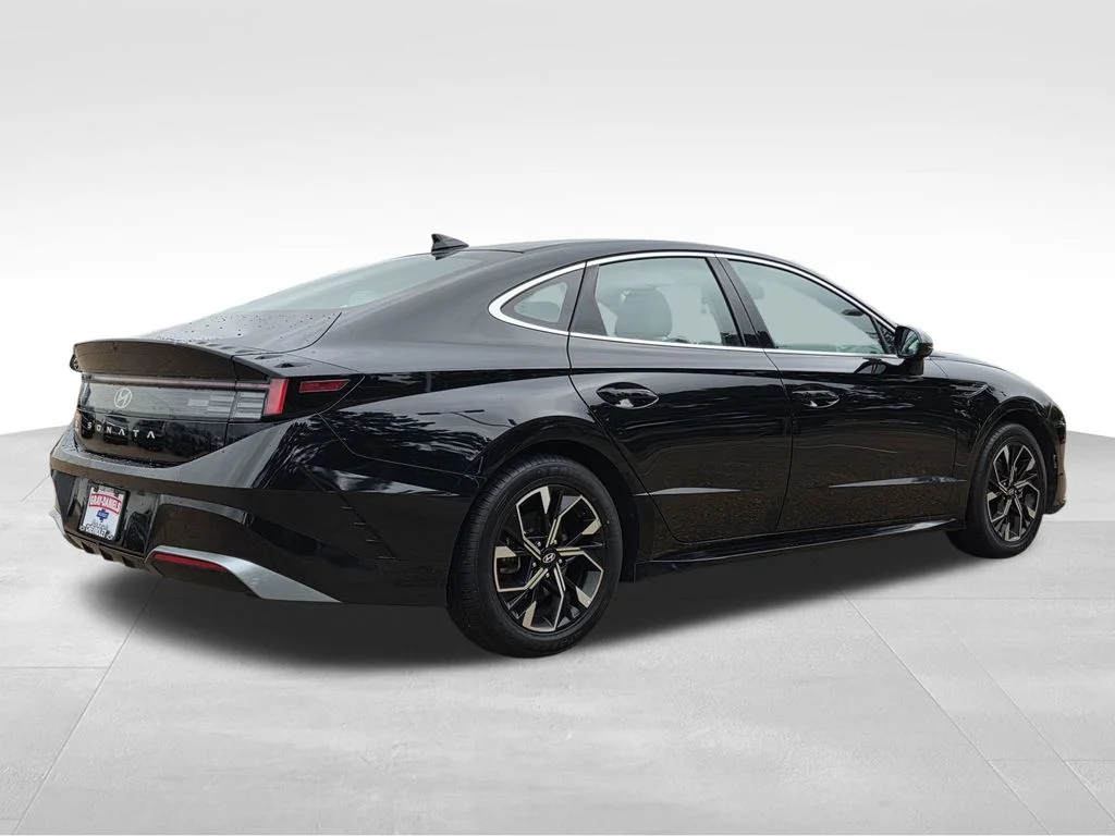 Used 2024 Black Hyundai SEL image 6