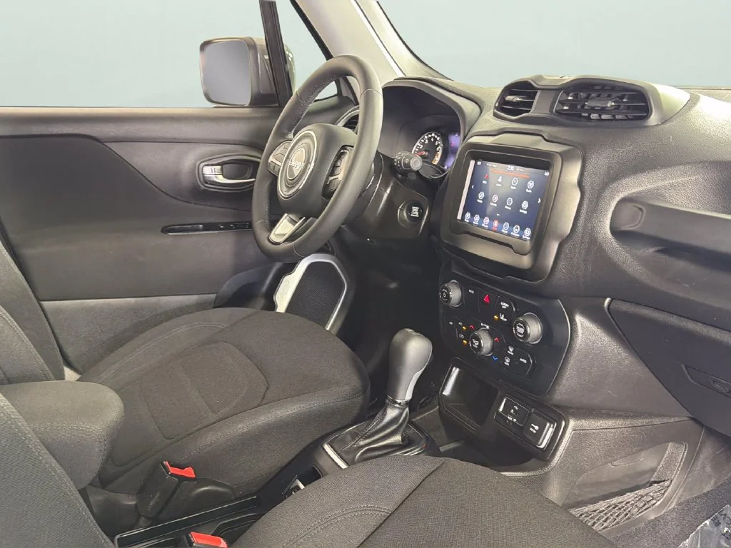 Used 2021  Jeep Latitude image 35