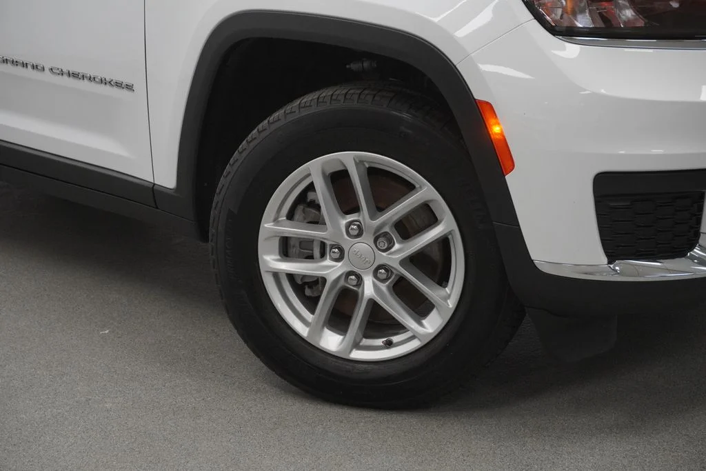 Used 2023 White/off-white Jeep Laredo image 4