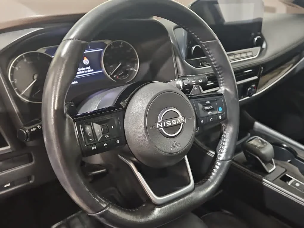Used 2023 Pearl White Tricoat/Super Black Nissan SL image 15