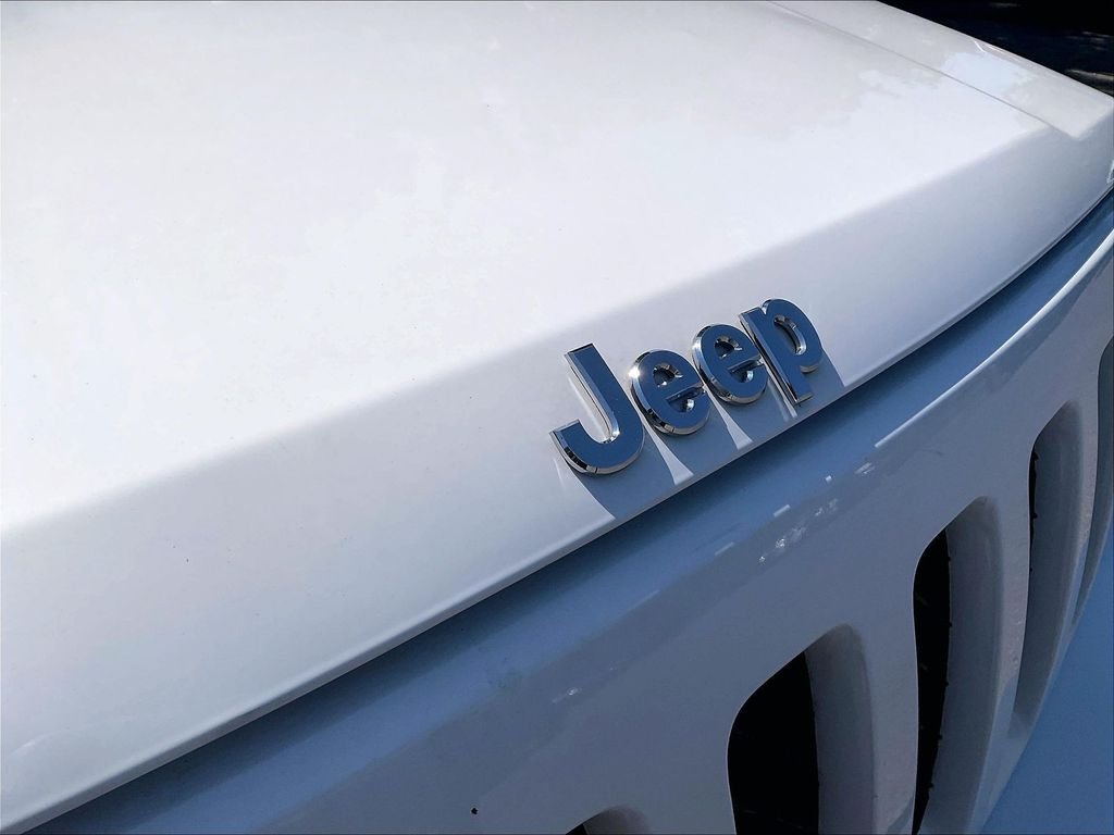 Used 2014 White Jeep Latitude image 29