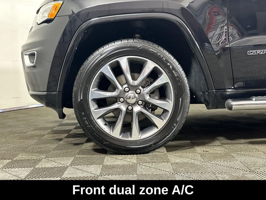 Used 2018 Diamond Black Crystal Pearlcoat Jeep Overland image 8