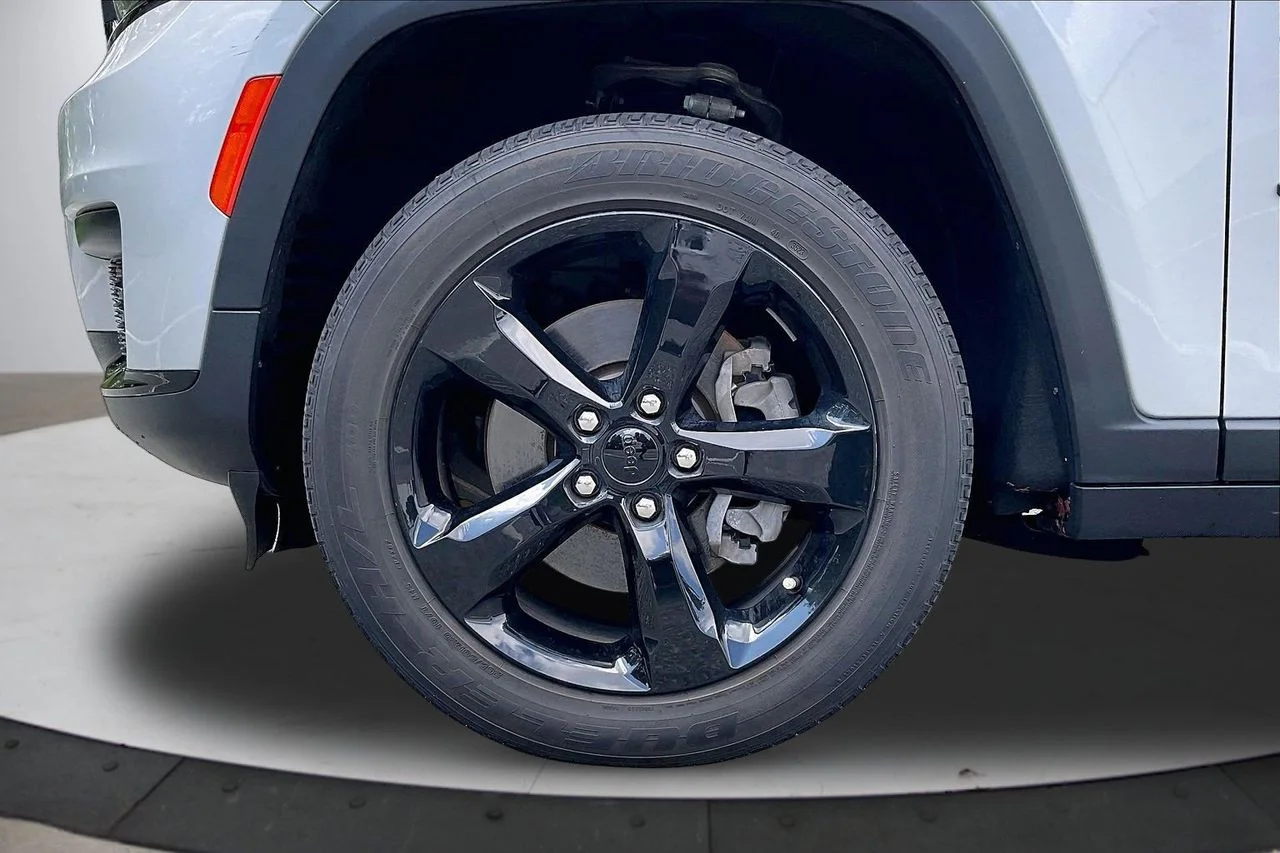 Used 2024 Silver Jeep Altitude X image 35
