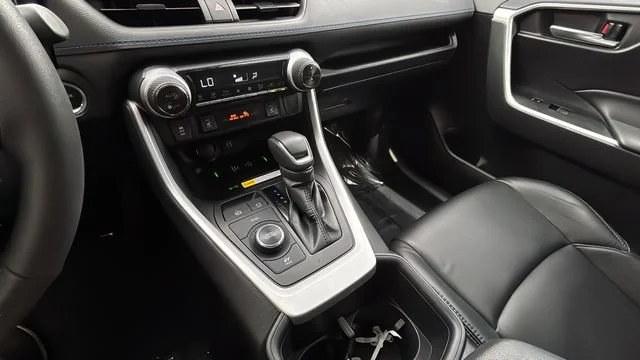 Used 2024  Toyota Hybrid SE image 14