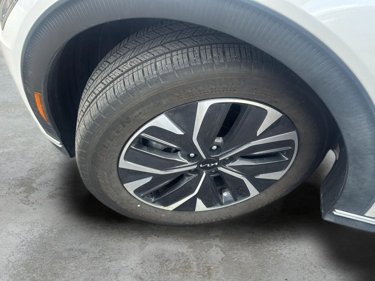 Used 2024 Snow White Pearl Kia Light Long Range image 6