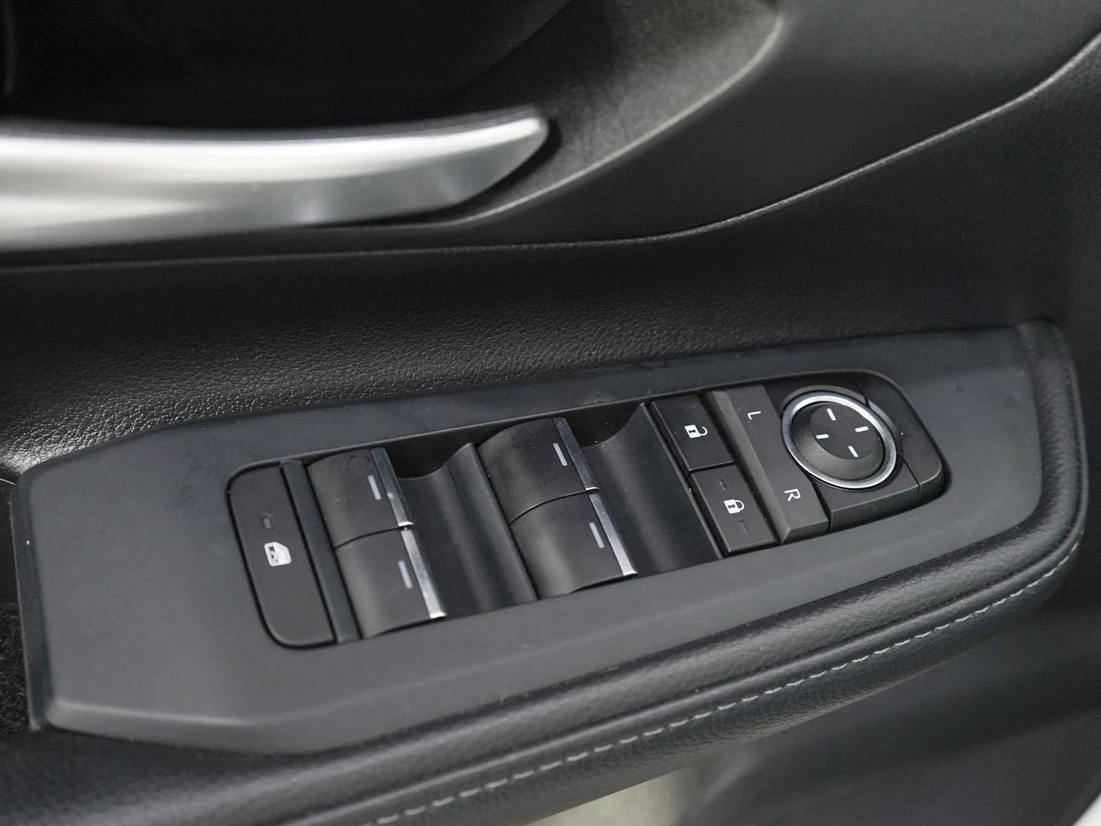 Used 2025  Toyota XLE image 22