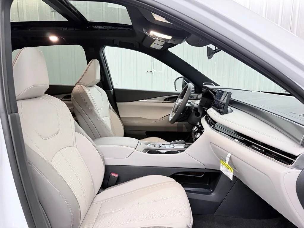New 2027 RADIANT WHITE INFINITI Luxe AWD image 44