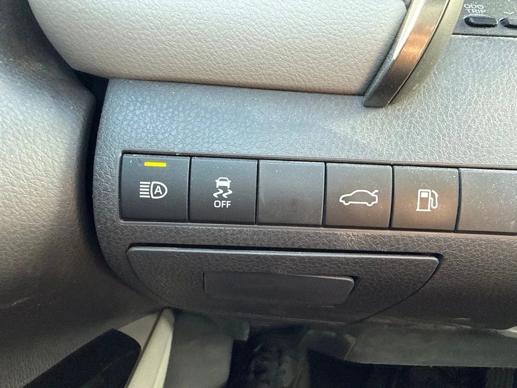 Used 2018 Super White Toyota LE image 19