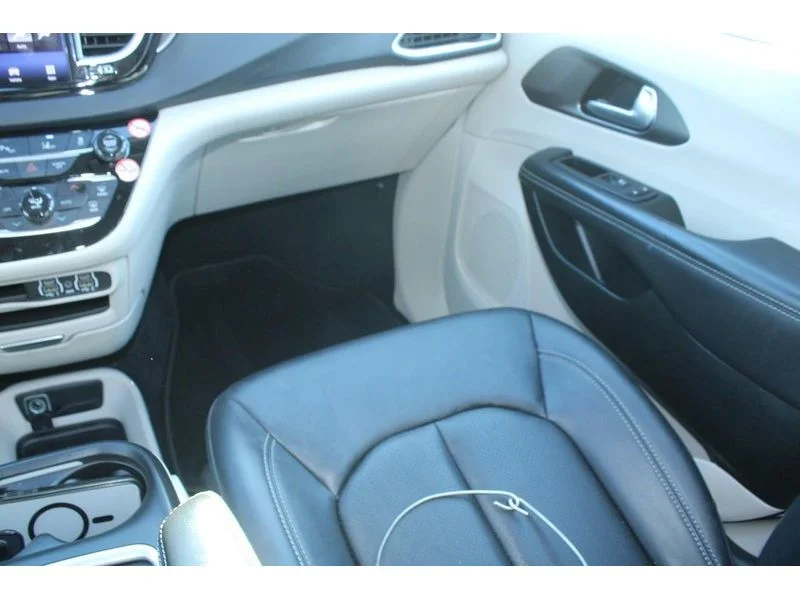 Used 2024  Chrysler Touring L image 17