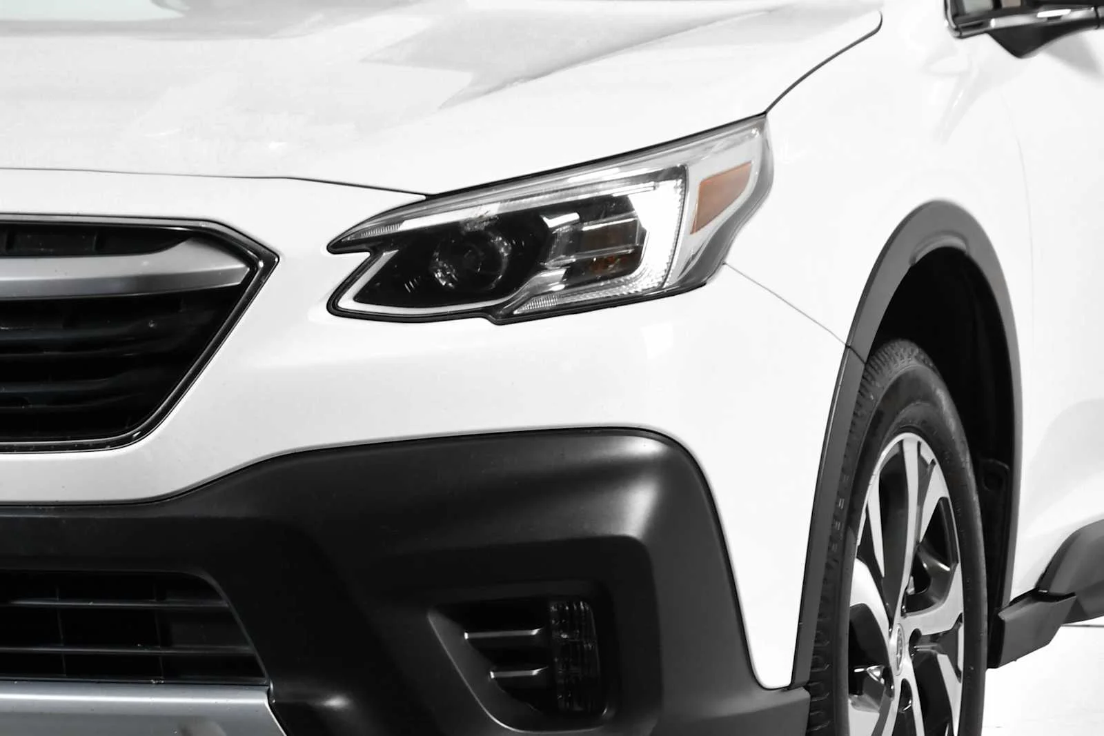Used 2022 Crystal White Pearl Subaru Limited image 10