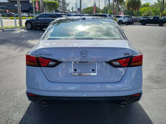 New 2026 Gray Sky Pearl / Super Black Two-tone Nissan SR image 5