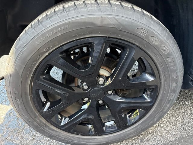 Used 2023 Gray Jeep Altitude image 28