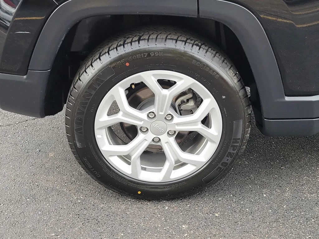 Used 2024 Black Jeep Latitude image 6