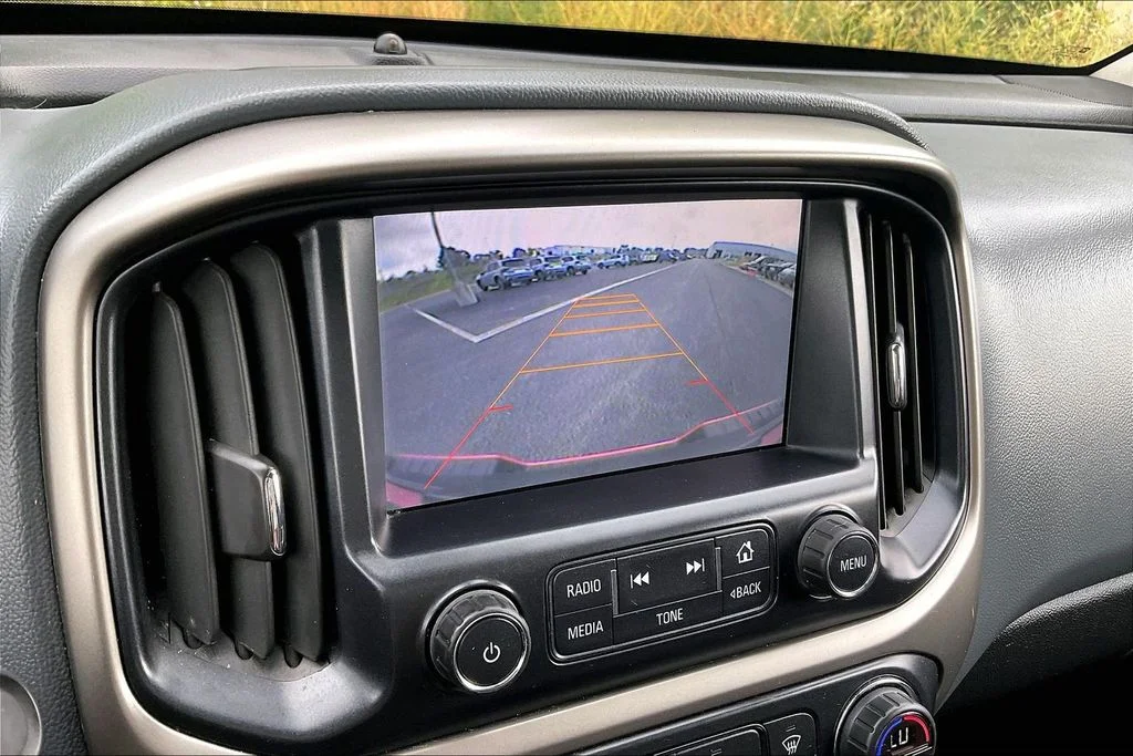 Used 2015 Red Chevrolet Z71 image 20